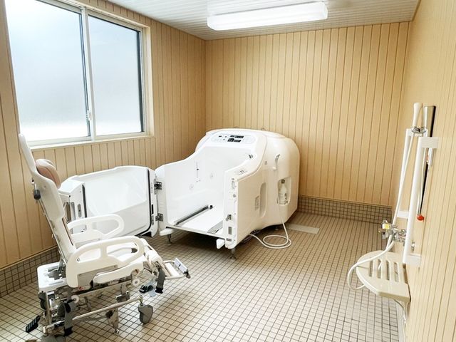 清潔な浴室の設備 浴室 最新の機器を備えた清潔な浴室です。ご利用者の安全と快適さが考慮されています。