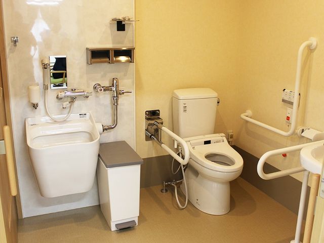 バリアフリートイレ設備 共用トイレ 安心してご利用いただけるバリアフリーのトイレです。手すりや広々とした空間で快適性を追求しています。