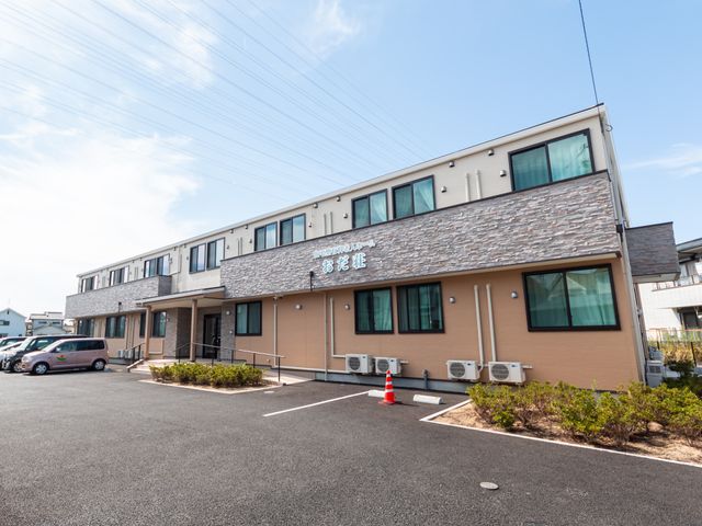 快適な外観の建物 外観 モダンなデザインが特徴の施設で、あたたかみのある色合いが印象的です。余裕のある駐車スペースも完備しております。