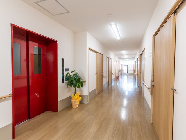 明るい廊下の一景 エレベーター ゆったりとした廊下は、天井の照明で明るく照らされており、歩行や移動がしやすい環境が整っています。