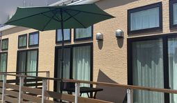 明るい日差しのテラス