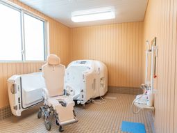 浴室設備と窓のある部屋