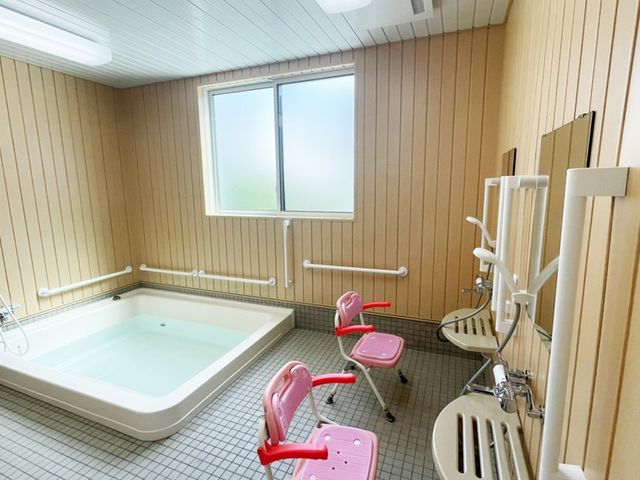 バリアフリー対応の浴室 大浴場 安全に配慮された設備の充実した浴室です。手すりやシャワー椅子も整っており、安心してご利用いただけます。