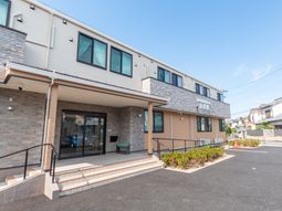 明るく清潔な施設外観