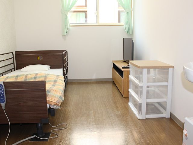 整った清潔な居室 居室 この居室は洗面台やテレビも備え、心地よい個人空間を提供しています。必要な設備が整い、落ち着いて過ごせる環境です。