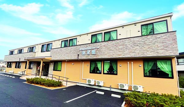 明るい色の建物外観