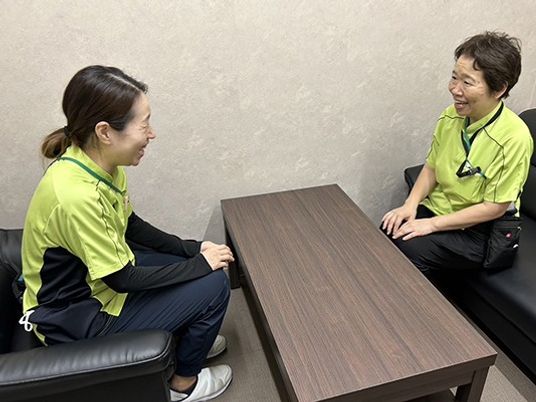談笑するスタッフの休憩室  
