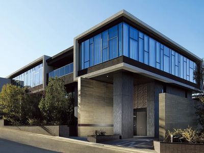 モダンな建物のエントランス