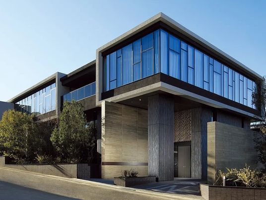 モダンな建物のエントランス