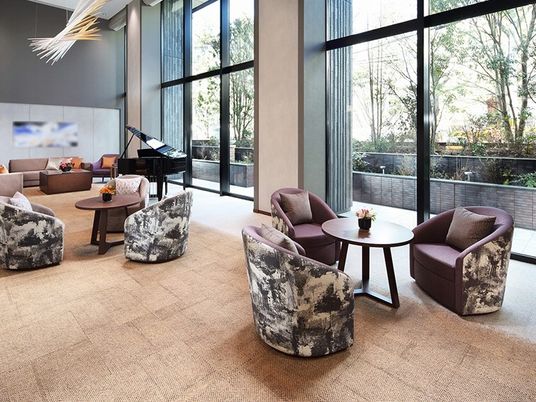 落ち着いた雰囲気のラウンジ