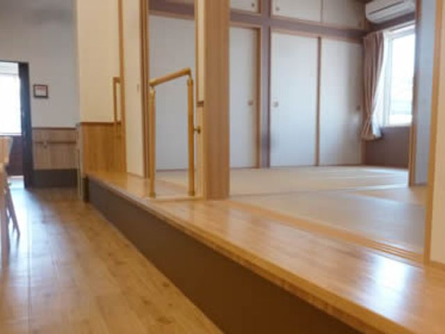 明るい和室の居室 居室 自然光がたっぷり入る広々とした和室です。木のぬくもりを感じられる床が特徴的です。