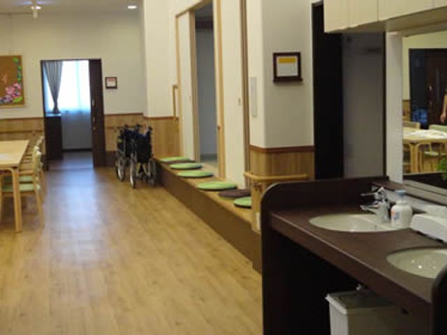 明るい廊下と洗面台 廊下 広々とした明るい廊下は車椅子の利用がしやすく、快適な移動が可能です。手洗いスペースも完備されています。