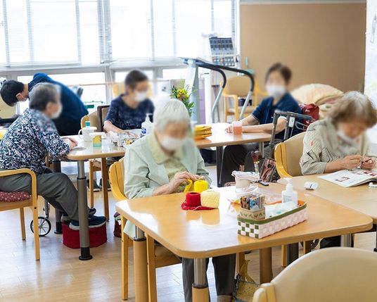 集まる人々の室内