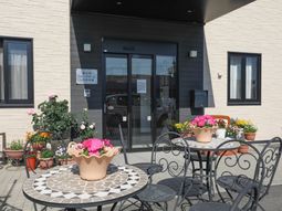 花とテーブルのあるエントランス