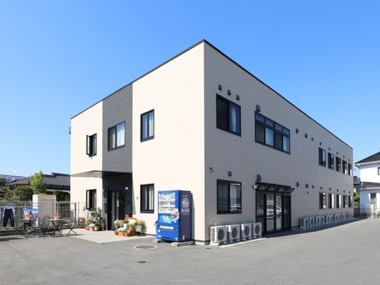 明るい外観の建物