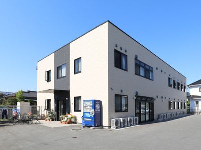 明るい外観の建物