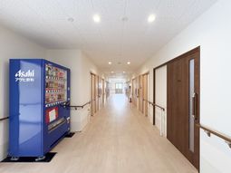 明るい長い廊下
