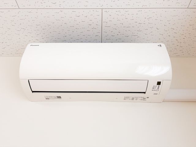 白いエアコン