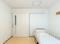 シンプルな居室の様子