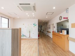 広々とした明るい廊下