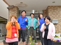 笑顔のスタッフ集合