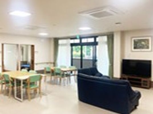 テレビとソファの部屋