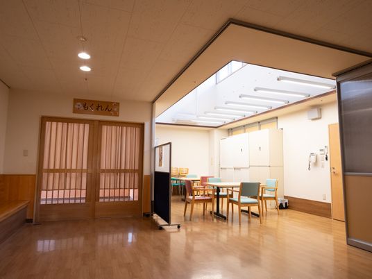 明るい食堂の勤務場所