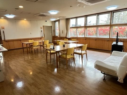 広々とした明るい食堂