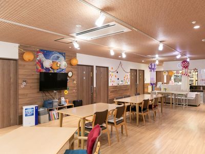 明るく広い食堂の様子