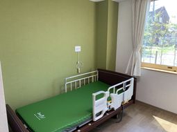 窓辺のベッドの居室