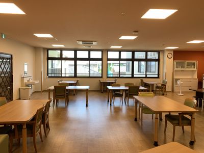 明るい室内のダイニングルーム