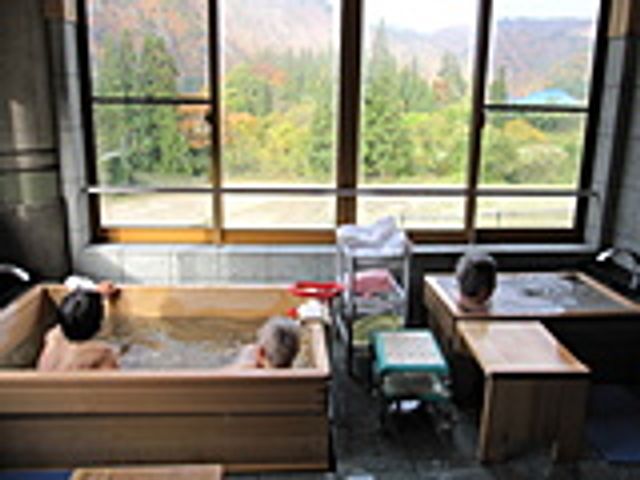 ゆったりとした浴室 浴室 窓から自然の景色を眺めながら、ゆったりと寛げる浴室です。穏やかな時間を過ごせる空間をご提供しています。