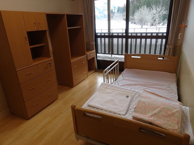 居心地の良い居室 居室 ベッドと収納が備わった清潔感ある居室です。窓からは自然光が差し込み、温かみのある空間となっています。
