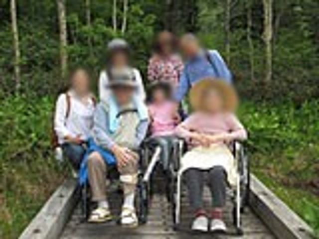 車いすの方も参加可能な様子 中庭 自然を楽しむことができ、車いすの方も安心してリラックスできるスペースです。