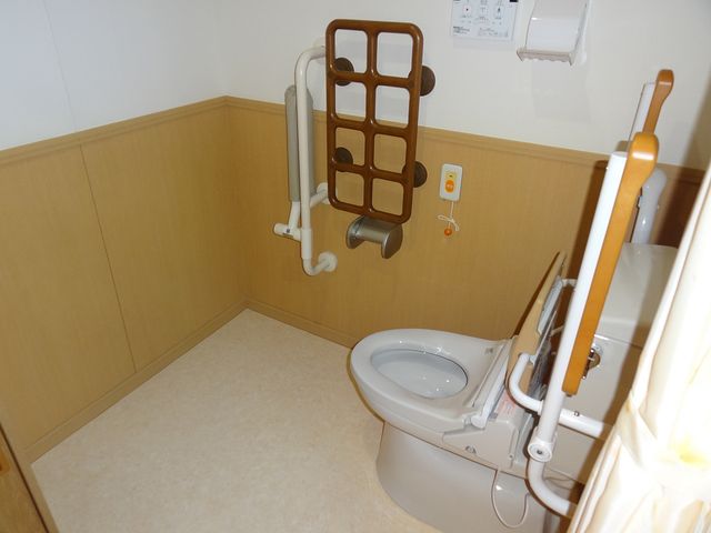 安心の設備トイレ トイレ 手すり付きの広々としたトイレです。安全に配慮された造りで、安心してお使いいただけます。