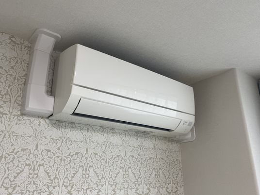 白い壁のエアコン