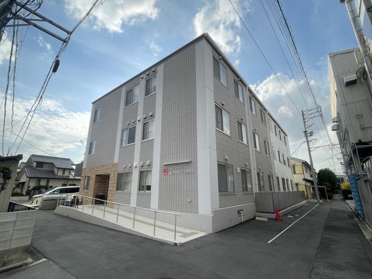 白い外観の建物