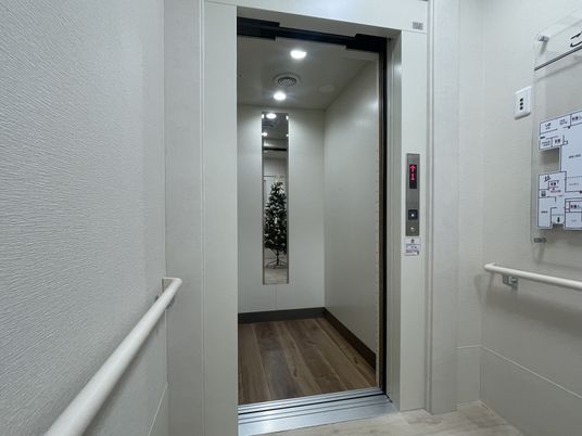 エレベーター内観