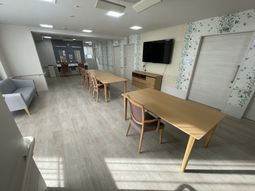 明るいテーブルと椅子のあるリビング