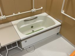 手すり付きの浴槽