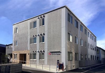 明るい外観の建物