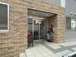 レンガの建物の出入口