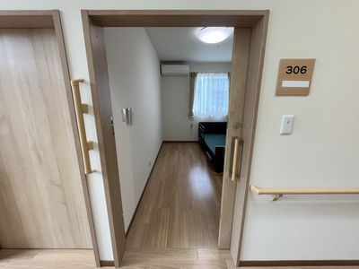 明るい居室の入口