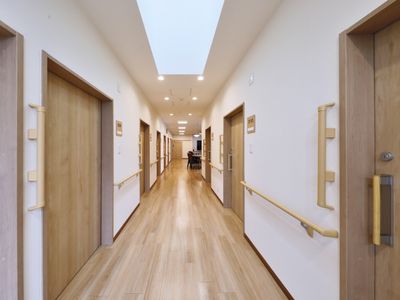 手すり付きの明るい廊下