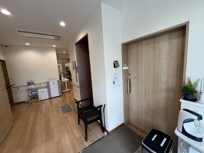居室の扉と廊下