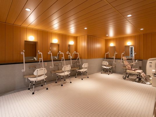 介護用椅子が並ぶ浴室洗い場