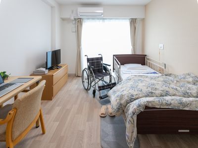 家具付きの居室と車椅子