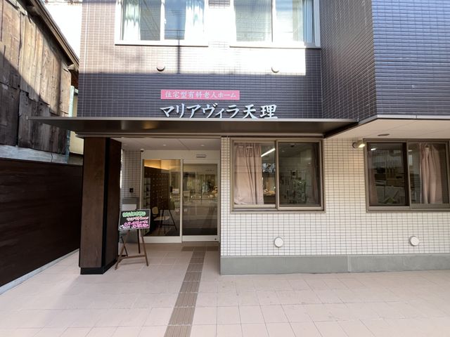 職員や入居者の出入り口 エントランス   緑豊かな落ち着いたエントランスです。外出から帰宅する際も気持ち良く迎えてくれます。