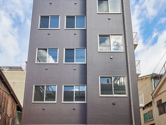 施設の正面入口と外観 外観 職員の皆様向けの研修にも力を入れている、きれいで明るい職場環境を提供します。