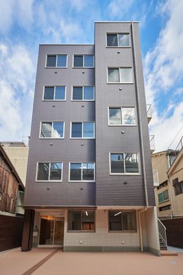 施設の正面入口と外観